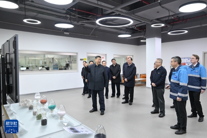 3月18日至21日，中共中央总书记、国家主席、中央军委主席习近平在湖南考察。这是18日下午，习近平在中德合资企业巴斯夫杉杉电池材料有限公司考察。新华社记者 谢环驰 摄