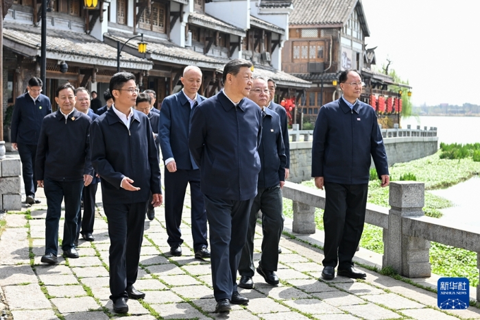 3月18日至21日，中共中央总书记、国家主席、中央军委主席习近平在湖南考察。这是19日上午，习近平在常德河街考察。新华社记者 谢环驰 摄