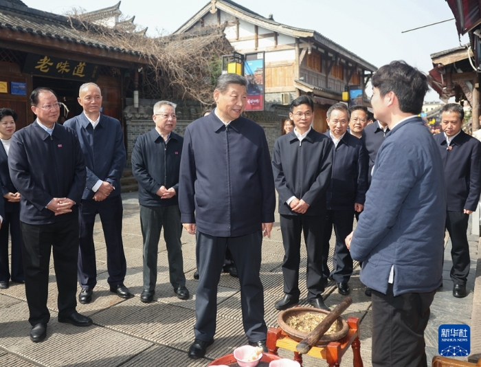 3月18日至21日，中共中央总书记、国家主席、中央军委主席习近平在湖南考察。这是19日上午，习近平在常德河街考察。新华社记者 鞠鹏 摄