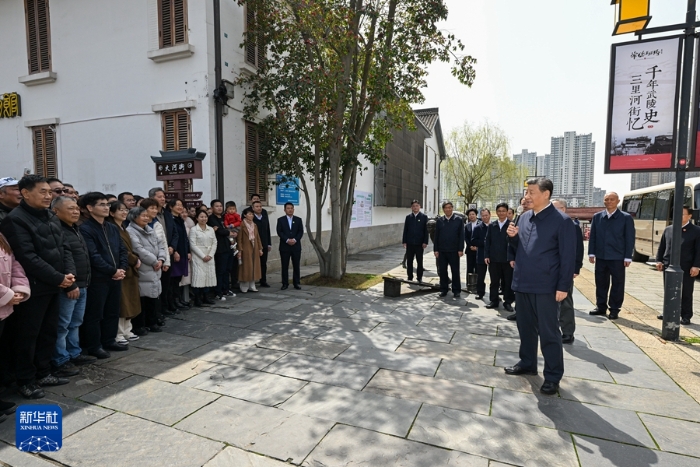3月18日至21日，中共中央总书记、国家主席、中央军委主席习近平在湖南考察。这是19日上午，习近平在常德河街考察时，同店主和游客亲切交流。新华社记者 谢环驰 摄