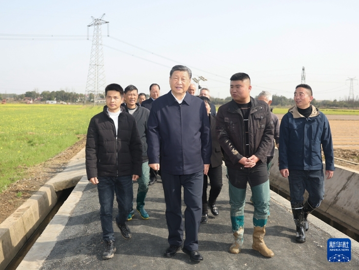 3月18日至21日，中共中央总书记、国家主席、中央军委主席习近平在湖南考察。这是19日下午，习近平在常德市鼎城区谢家铺镇港中坪村，同种粮大户、农技人员、基层干部亲切交流。新华社记者 鞠鹏 摄