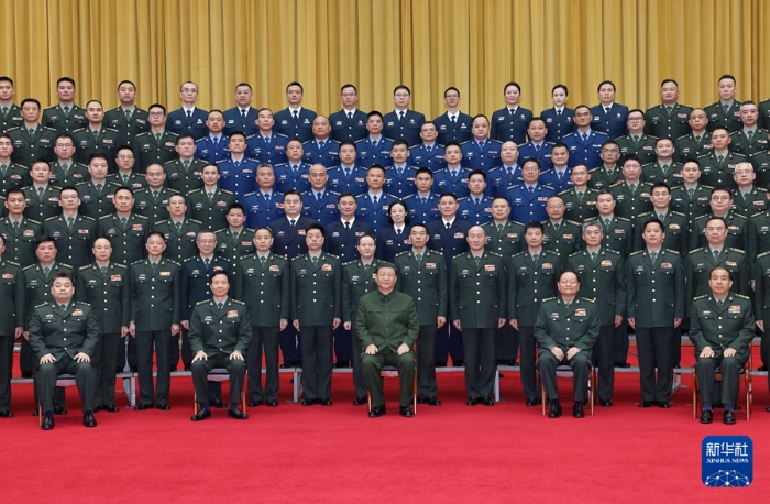 3月18日至21日，中共中央总书记、国家主席、中央军委主席习近平在湖南考察。这是20日上午，习近平在长沙亲切接见驻长沙部队上校以上领导干部，代表党中央和中央军委向驻长沙部队全体官兵致以诚挚问候。新华社记者 李刚 摄