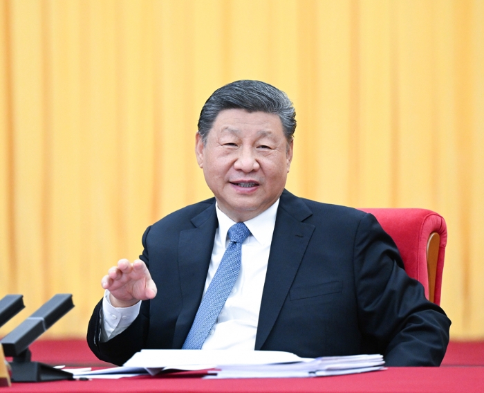 3月6日下午，中共中央总书记、国家主席、中央军委主席习近平看望参加全国政协十四届三次会议的民盟、民进、教育界委员，并参加联组会，听取意见和建议。 新华社记者 谢环驰 摄
