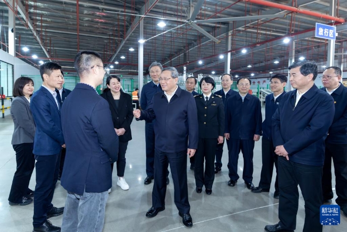 3月18日至20日，中共中央政治局常委、国务院总理李强在福建调研。这是3月18日，李强来到泉州晋江国际陆地港，了解其以“双口岸+双平台”服务外贸企业等情况。新华社记者 刘彬 摄