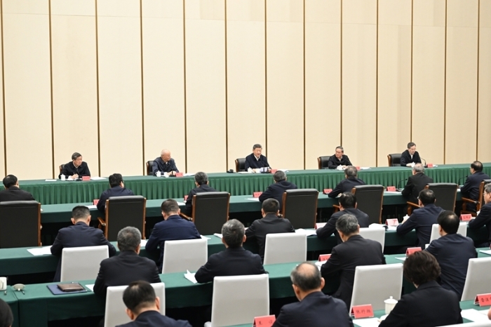 3月23日，中共中央总书记、国家主席、中央军委主席习近平在河北雄安新区考察，并主持召开深入推进雄安新区高质量建设和发展座谈会。这是23日下午，习近平主持召开深入推进雄安新区高质量建设和发展座谈会并发表重要讲话。新华社记者 谢环驰 摄