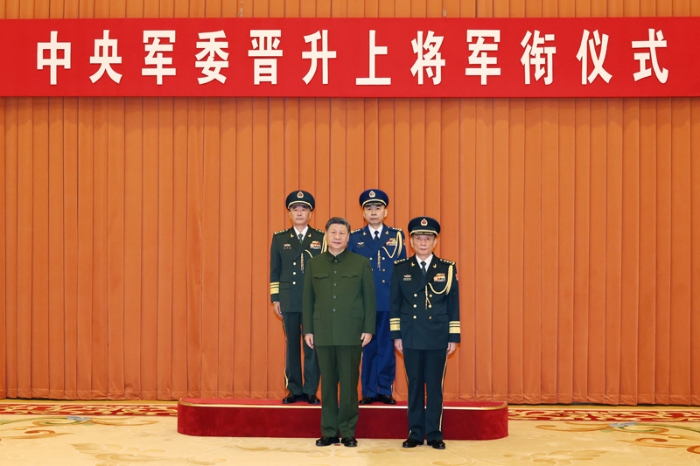 7月3日,中央军委晋升上将军衔仪式在北京八一大楼举行。中央军委主席习近平出席晋衔仪式。这是习近平等领导同志同晋升上将军衔的军官合影。新华社记者 李刚 摄 7月3日,中央军委晋升上将军衔仪式在北京八一大楼举行。中央军委主席习近平出席晋衔仪式。这是习近平等领导同志同晋升上将军衔的军官合影。新华社记者 李刚 摄