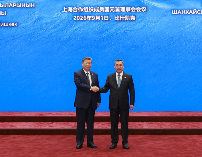 当地时间9月1日上午，国家主席习近平在比什凯克出席上海合作组织成员国元首理事会第二十六次会议。这是习近平同上海合作组织轮值主席国吉尔吉斯斯坦总统扎帕罗夫握手。新华社记者 王晔 摄